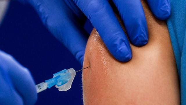 Impfungen für Kinder und Jugendliche erscheinen inzwischen dringender als am Anfang der Pandemie. Impfungen für Kinder und Jugendliche erscheinen inzwischen dringender als am Anfang der Pandemie.