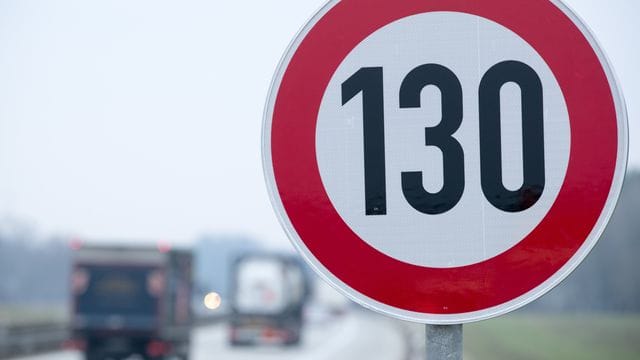 An der Autobahn A24 in der Nähe von Suckow herrscht bereits 130. An der Autobahn A24 in der Nähe von Suckow herrscht bereits 130.