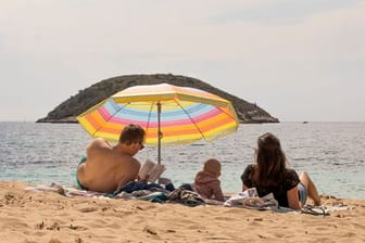 Psychologinnen und Psychologen befürchten, Freiheiten für Geimpfte und Genesene könnten zu Neid und Unzufriedenheit bei jenen führen, für die weiterhin Einschränkungen gelten - als besonders heikel sehen sie das Thema Urlaub.