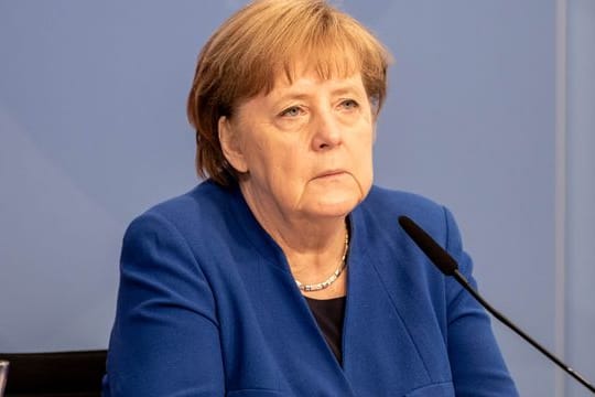 Bundeskanzlerin Angela Merkel (CDU) nimmt am digitalen Petersberger Klimadialog teil.