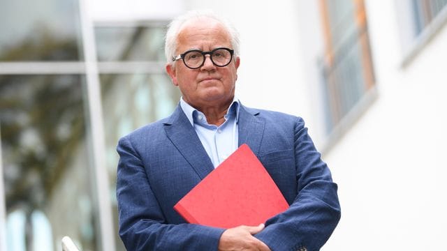 Fritz Keller entschuldigte sich nochmals für seine Entgleisung, will seinen Posten aber nicht räumen. Fritz Keller entschuldigte sich nochmals für seine Entgleisung, will seinen Posten aber nicht räumen.