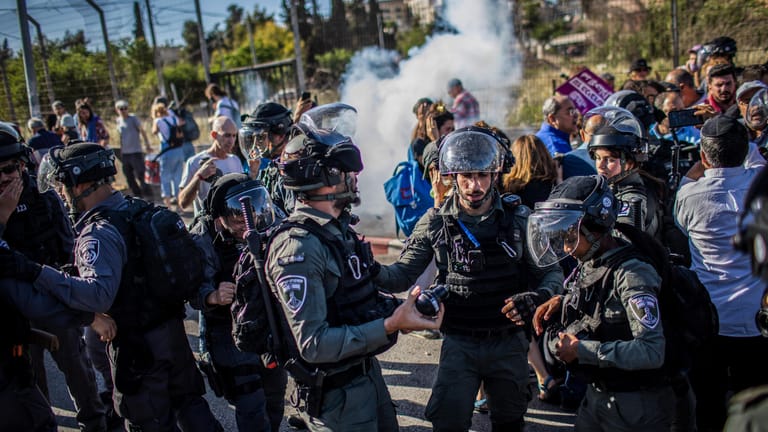 Israelische Sicherheitskräfte setzen Tränengas ein, um Demonstranten während einer Demonstration gegen den geplanten Räumungsprozess im Stadtteil Sheikh Jarrah zu vertreiben.