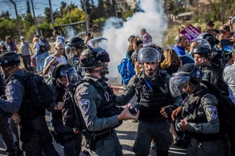 Israelische Sicherheitskräfte setzen Tränengas ein, um Demonstranten während einer Demonstration gegen den geplanten Räumungsprozess im Stadtteil Sheikh Jarrah zu vertreiben.