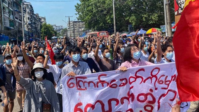 Trotz aller Repressionen hält der Widerstand in Myanmar gegen die Militärregierung an. Trotz aller Repressionen hält der Widerstand in Myanmar gegen die Militärregierung an.