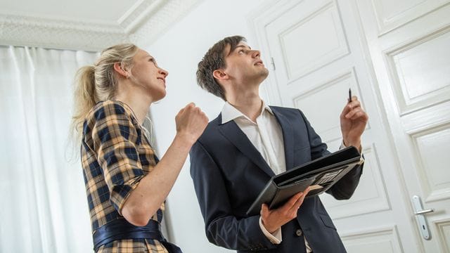 Geht das Mietverhältnis zu Ende, darf ein Vermieter die Wohnung Mietinteressenten zeigen.