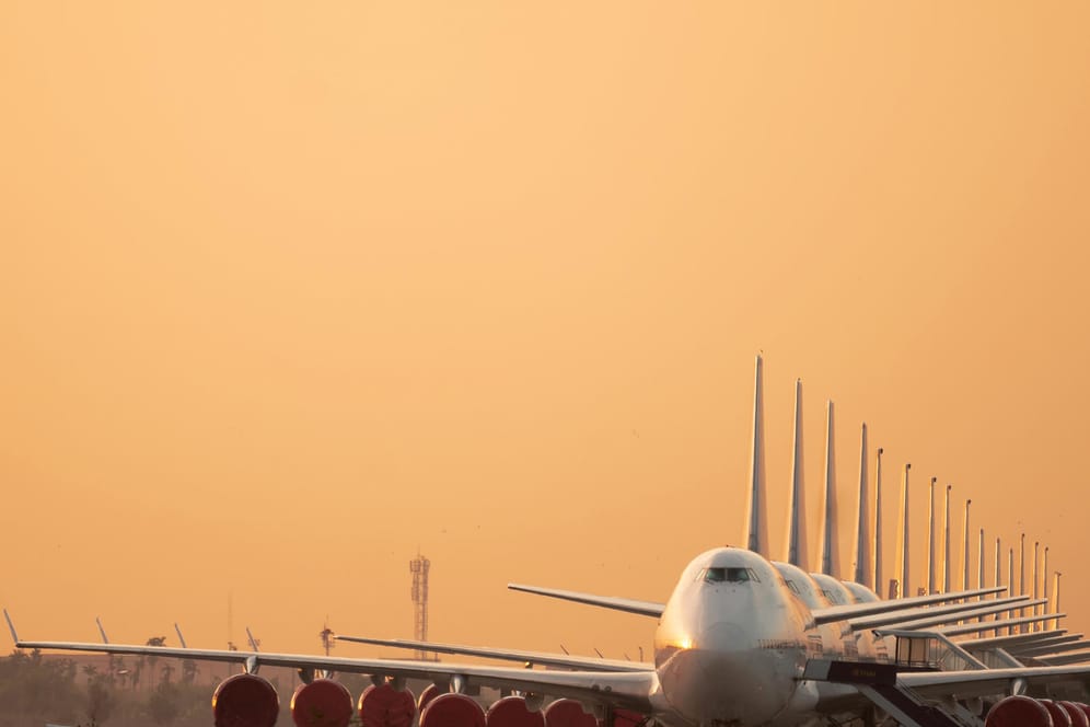 Noch stehen die viele Flugzeuge am Boden, aber die Reisebranche hofft auf einen großen Aufschwung im Sommer, was die Aktie von TUI bereits vorweggenommen hat.