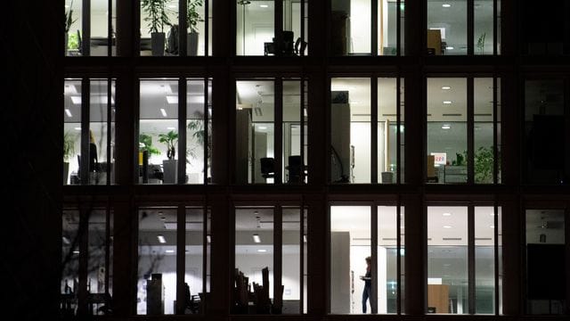 Licht leuchtet in einem Bürogebäude.