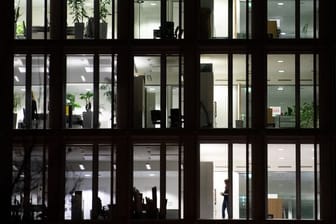 Licht leuchtet in einem Bürogebäude.