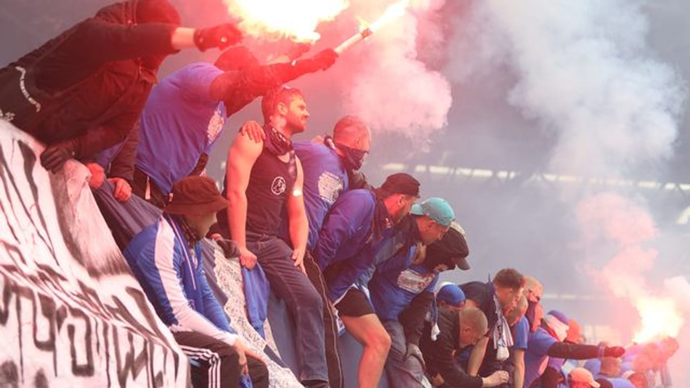 Mit Pyro, ohne Abstand: Hansa-Fans feiern den Rostocker Aufstieg in die 2.