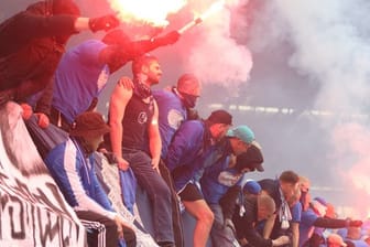 Mit Pyro, ohne Abstand: Hansa-Fans feiern den Rostocker Aufstieg in die 2.
