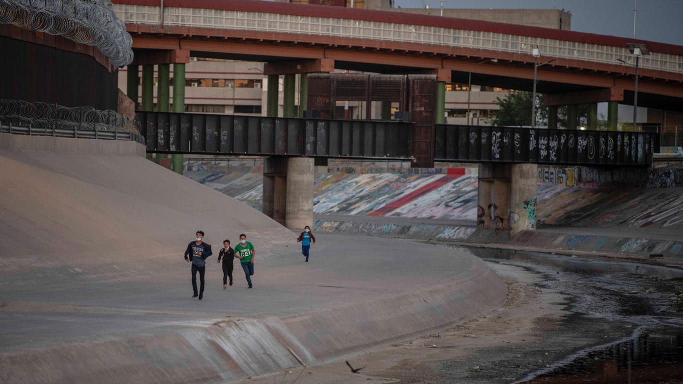 Kinder und Jugendliche versuchen bei El Paso die Grenze zu überwinden. Viele werden nach einem Amnesty-Bericht sofort zurückgeschickt.