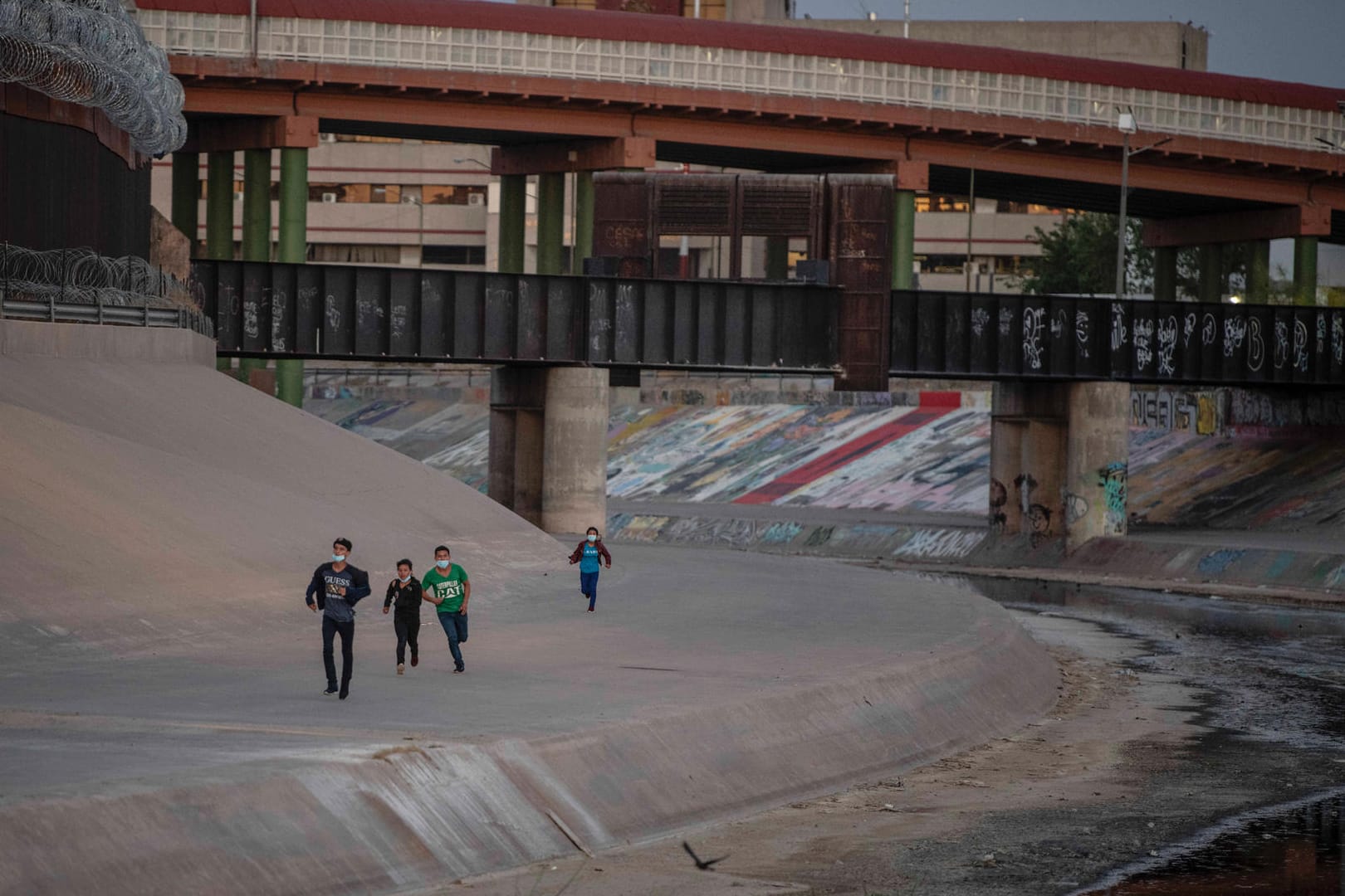 Kinder und Jugendliche versuchen bei El Paso die Grenze zu überwinden. Viele werden nach einem Amnesty-Bericht sofort zurückgeschickt.