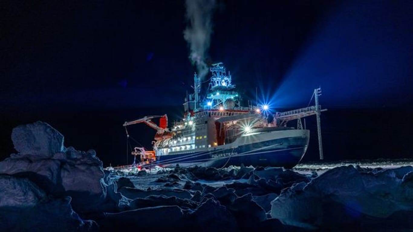 Das Forschungsschiff "Polarstern" liegt während der einjährigen "Mosaic"-Expedition in der zentralen Arktis.