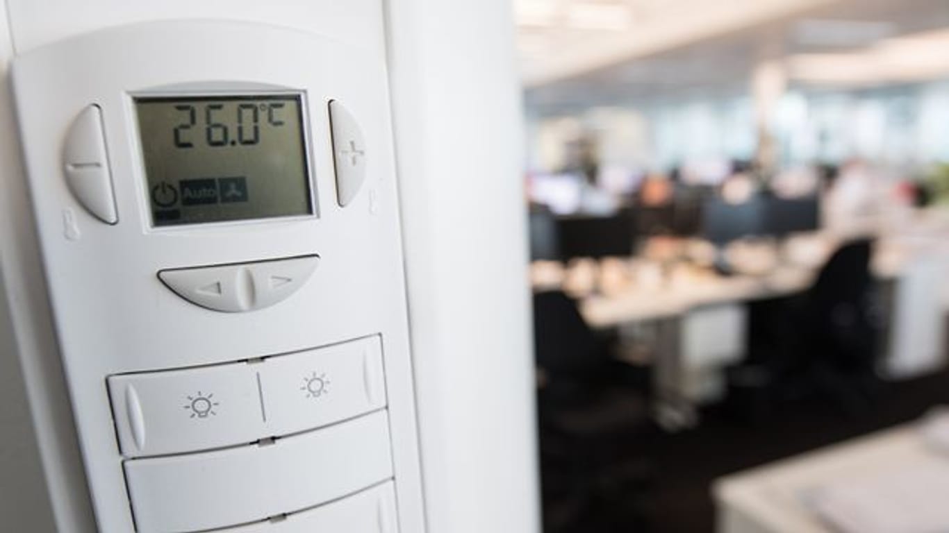 Ab jetzt wird es kritisch: Steigt das Thermometer im Büro über 26 Grad, sollte der Chef etwas tun.