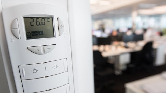 Ab jetzt wird es kritisch: Steigt das Thermometer im Büro über 26 Grad, sollte der Chef etwas tun.