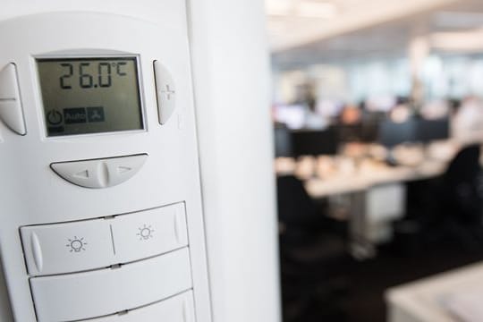 Ab jetzt wird es kritisch: Steigt das Thermometer im Büro über 26 Grad, sollte der Chef etwas tun.