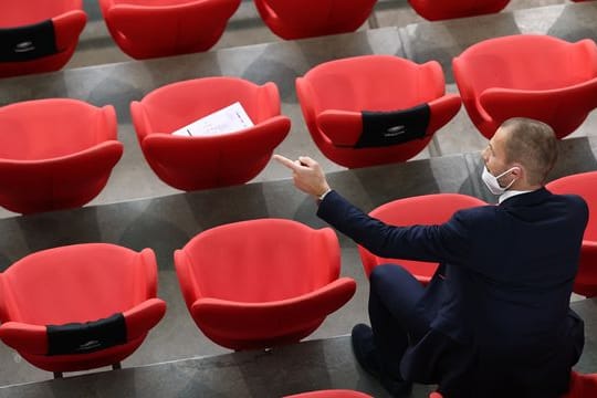 Aleksander Ceferin führt die UEFA an.