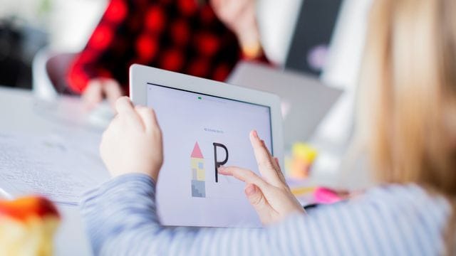Wenn das Kind sich ein eigenes Tablet wünscht, haben Eltern verschiedene Optionen. Wenn das Kind sich ein eigenes Tablet wünscht, haben Eltern verschiedene Optionen.