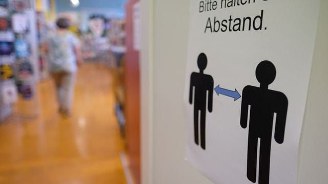 Ein Schild mit dem Hinweis zu Abstandsregeln in einer Stadtbibliothek. Ein Schild mit dem Hinweis zu Abstandsregeln in einer Stadtbibliothek.