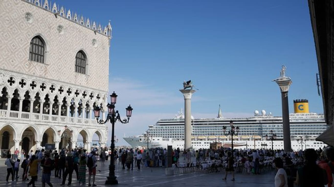 Ein Kreuzfahrtschiff fährt am Markusplatz in Venedig vorbei.