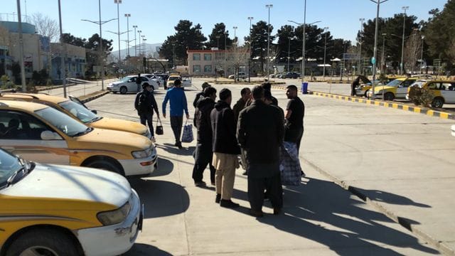 Mit einem Abschiebeflug angekommene Afghanen vor dem Flughafen von Kabul. Mit einem Abschiebeflug angekommene Afghanen vor dem Flughafen von Kabul.