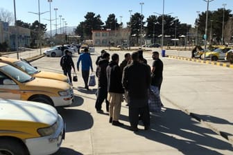 Mit einem Abschiebeflug angekommene Afghanen vor dem Flughafen von Kabul.