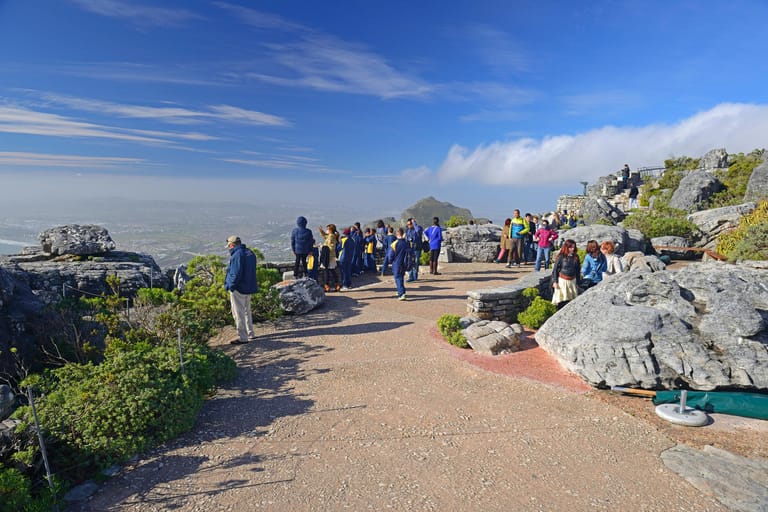 Touristen auf dem Plateau des Tafelberg, Kapstadt: Reisen sind unter recht strengen Auflagen grundsätzlich möglich.