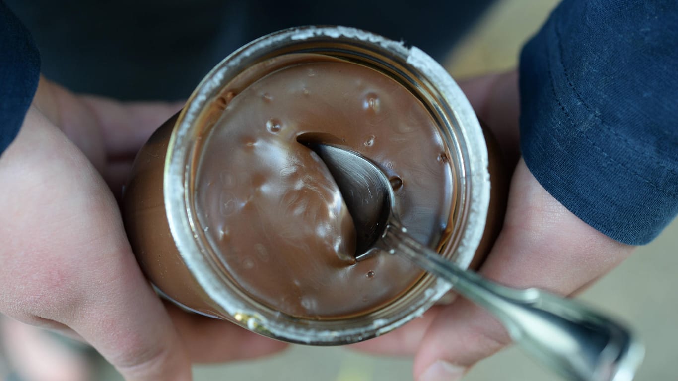 Nutella-Glas: Die Nuss-Nougat-Creme sollte am besten aus der Mitte entnommen werden.