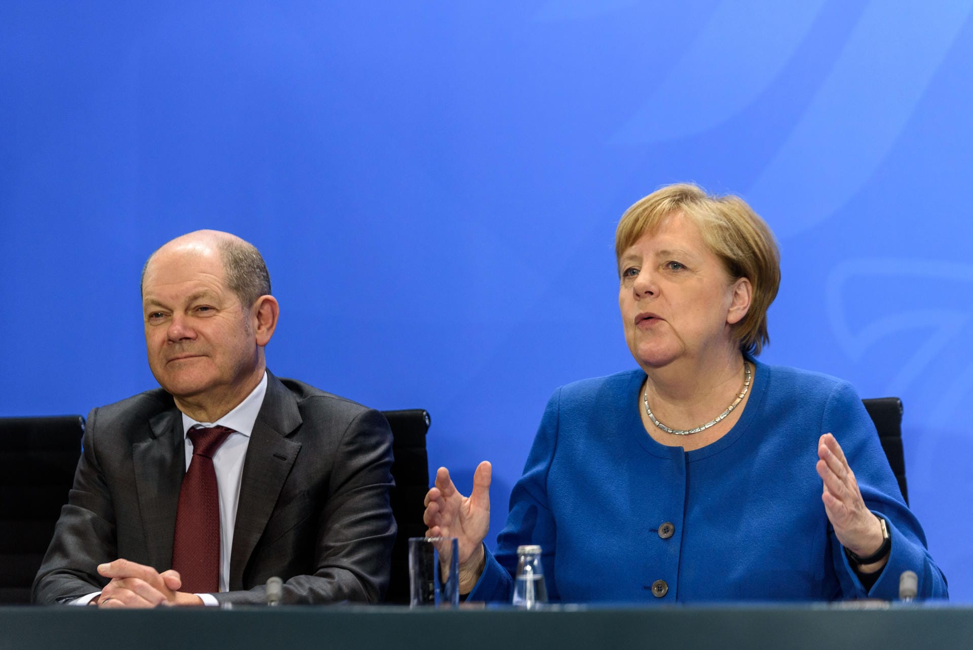 An der Seite von Angela Merkel: Olaf Scholz ist nicht nur Bundesminister der Finanzen, sondern auch Stellvertreter der Bundeskanzlerin. Im Wahlkampf wurde ihm nachgesagt, die Kanzlerin imitieren zu wollen. Auf der Titelseite des Magazins der "Süddeutschen Zeitung" posierte er mit der Merkelraute.
