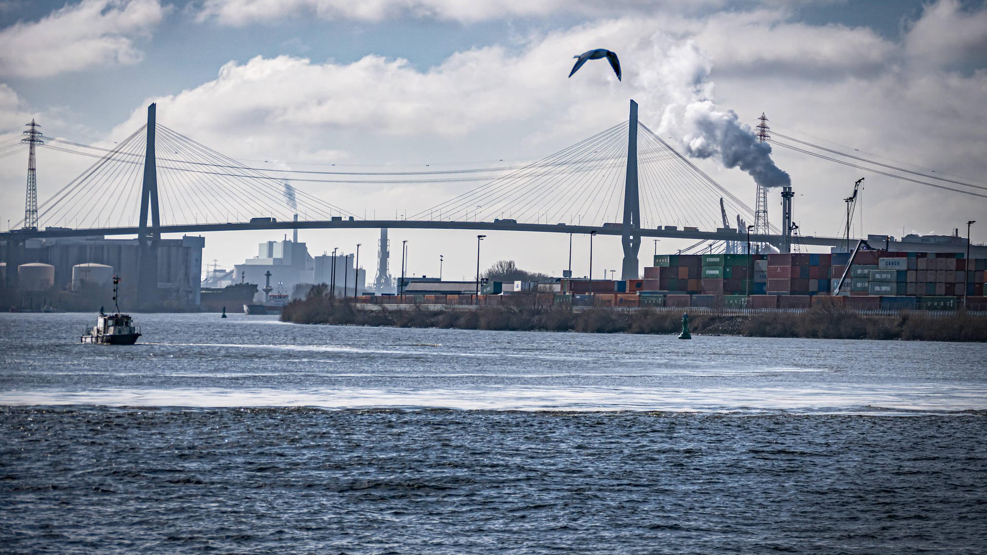 Hamburger Hafen mit Köhlbrandbrücke: Sie wird auch das "Golden Gate" von Hamburg genannt.