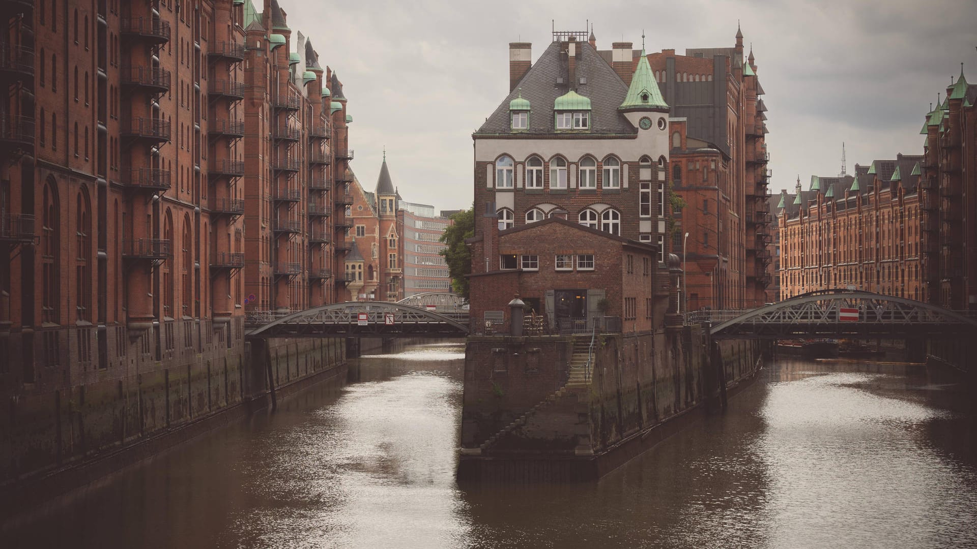 Das Wasserschloss: Die zwei angrenzenden Brücken sind die wohl meistfotografierten Brücken der Stadt.