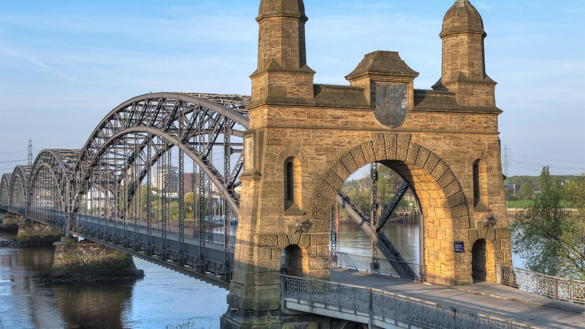 Die Alte Harburger Elbbrücke: Bekannt ist sie auch als "Tor des Südens".