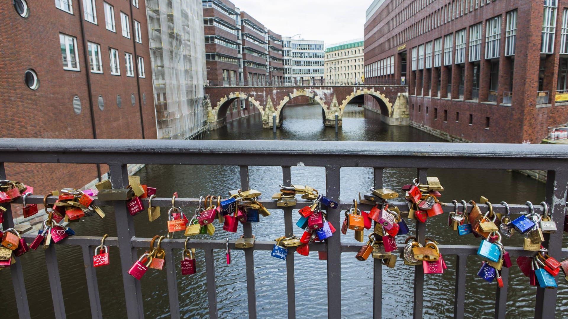 Michaelisbrücke: Dutzende Liebesschlösser hängen am Geländer der Brücke.