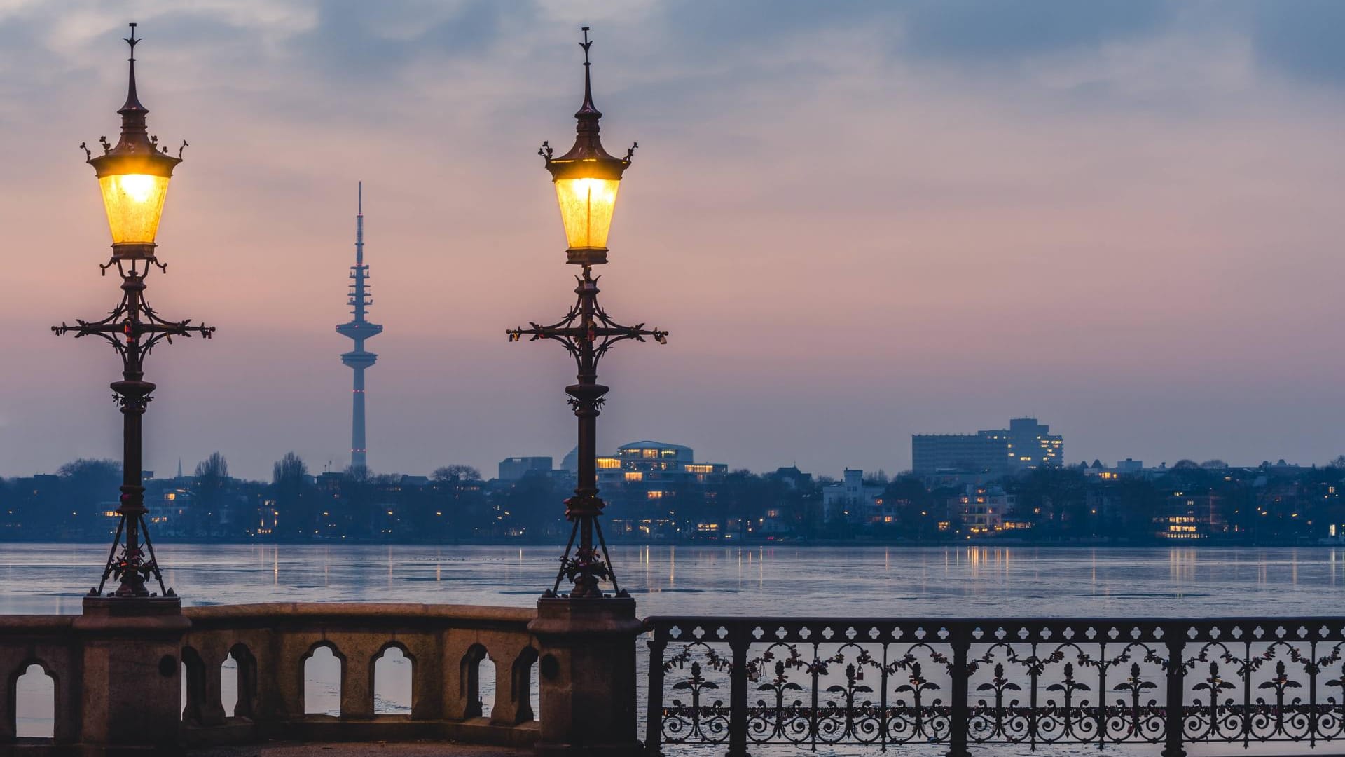 Die Schwanenwikbrücke: Im Hintergrund sieht man den Heinrich-Hertz-Turm.