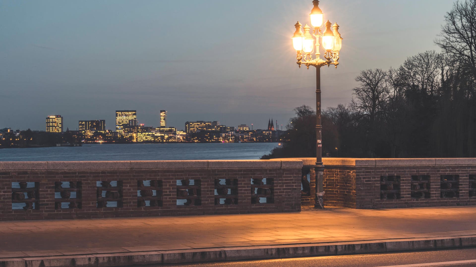 Blick auf die Außenalster von der Krugkoppelbrücke: Die erste Version der Brücke war aus Holz.