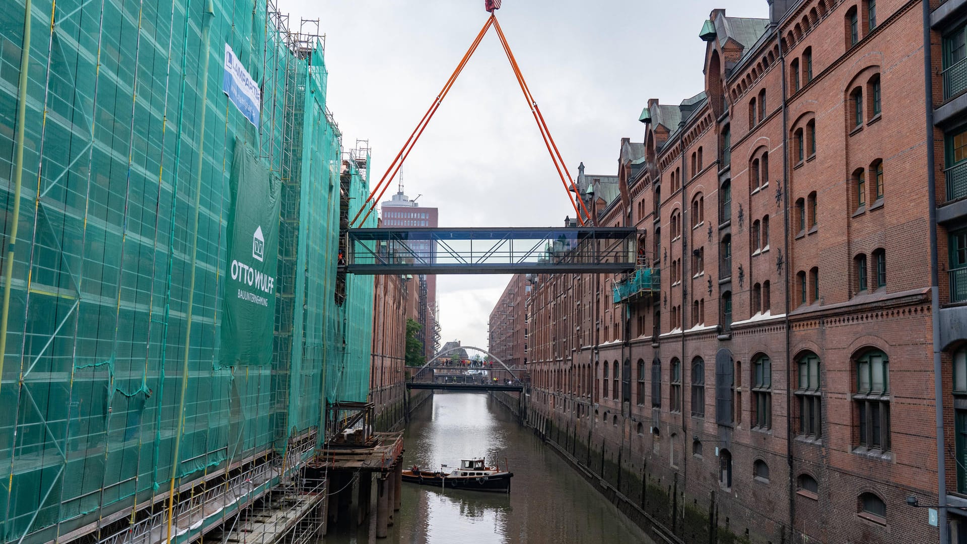 Die neue Brücke über dem Kehrwiederfleet: Das Einhängen geschah erst vor etwa einem Jahr.