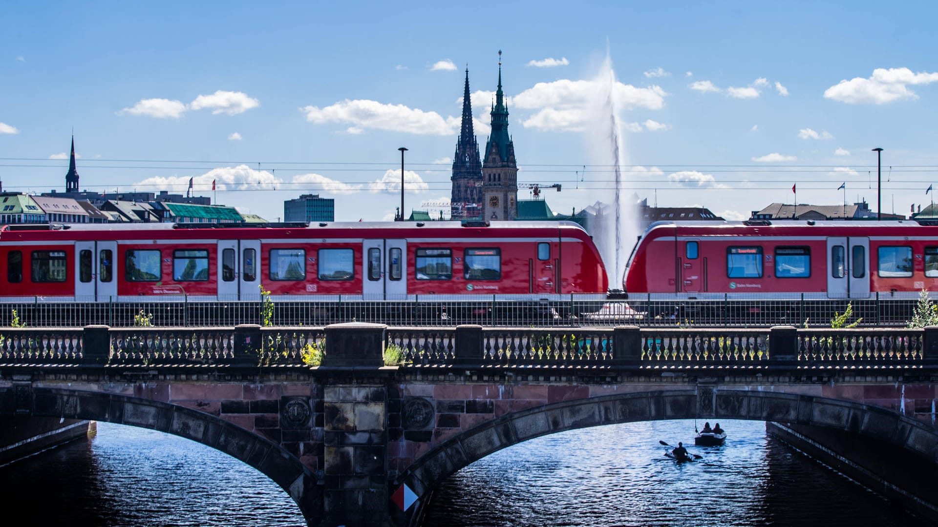 Die Lombardsbrücke: Im Hintergrund sieht man das Rathaus.