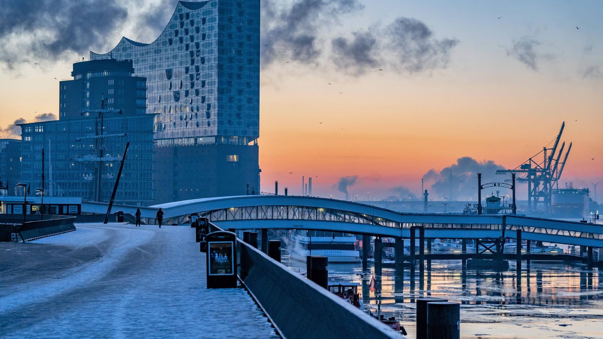 Die Elbphilharmonie bei Sonnenaufgang: Von den Landungsbrücken hat man die perfekte Aussicht.