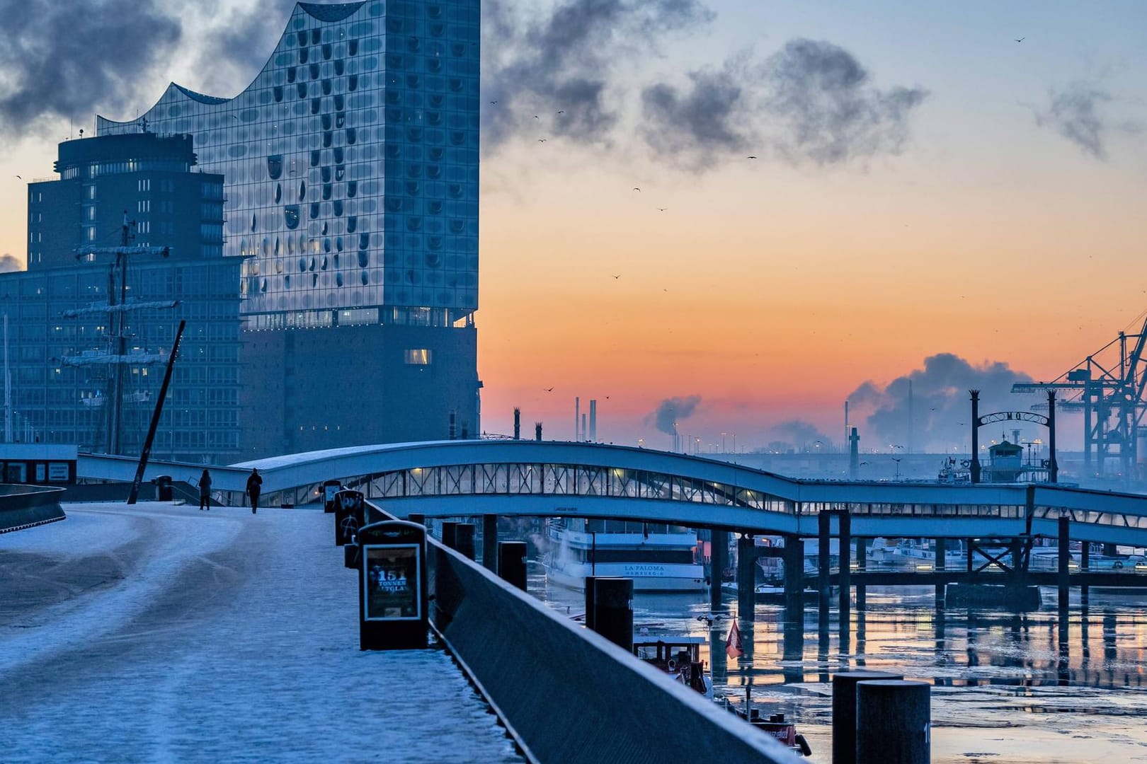 Die Elbphilharmonie bei Sonnenaufgang: Von den Landungsbrücken hat man die perfekte Aussicht.