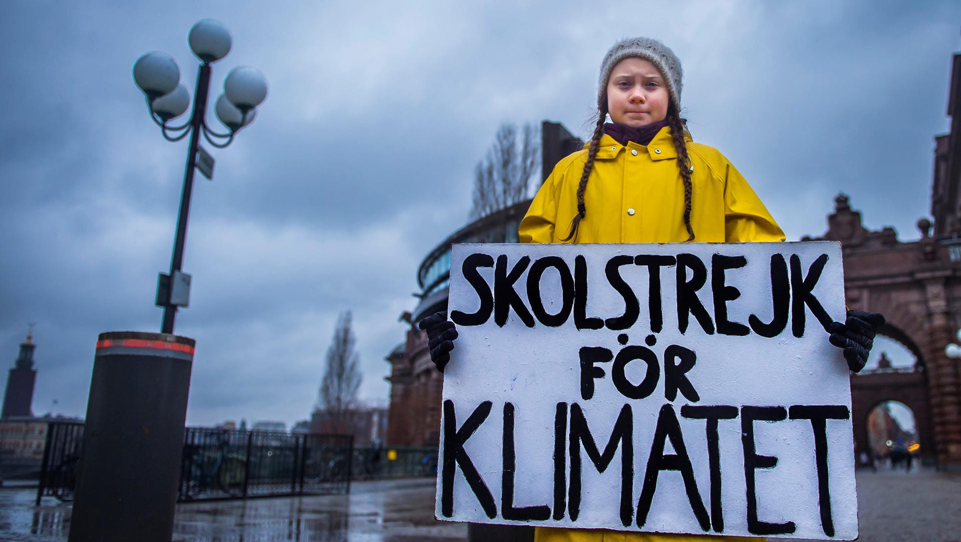 Greta Thunberg vor dem schwedischen Parlament in 2018: Die damals 15-Jährige begann ihren Klimastreik allein. Bereits wenige Monate später ging aus ihrer Aktion die internationale Fridays-for-Future-Bewegung hervor.