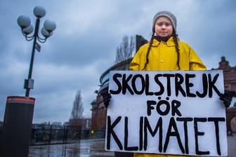 Greta Thunberg vor dem schwedischen Parlament in 2018: Die damals 15-Jährige begann ihren Klimastreik allein. Bereits wenige Monate später ging aus ihrer Aktion die internationale Fridays-for-Future-Bewegung hervor.