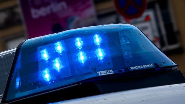 Ein Polizeiauto ist mit Blaulicht im Einsatz