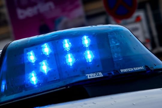 Ein Polizeiauto ist mit Blaulicht im Einsatz