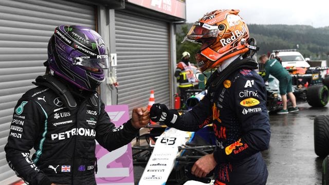 Quali-Sieger Max Verstappen (r) und der drittplatzierte Lewis Hamilton geben sich nach der Qualifikation die Faust.