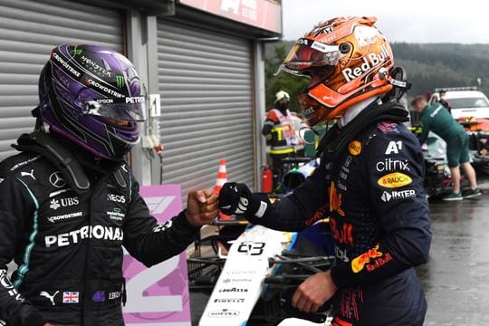 Quali-Sieger Max Verstappen (r) und der drittplatzierte Lewis Hamilton geben sich nach der Qualifikation die Faust.