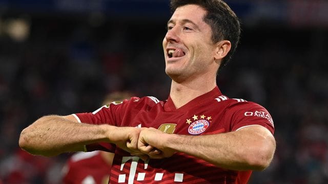 Weltklasse-Stürmer Robert Lewandowski bejubelt sein drittes Tor zum 5:0 gegen eine leidenschaftslos spielende Hertha aus Berlin.