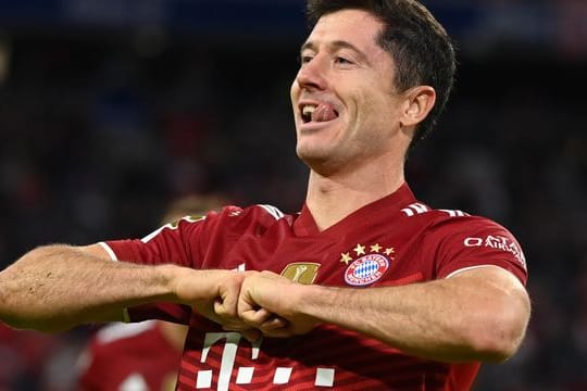 Weltklasse-Stürmer Robert Lewandowski bejubelt sein drittes Tor zum 5:0 gegen eine leidenschaftslos spielende Hertha aus Berlin.