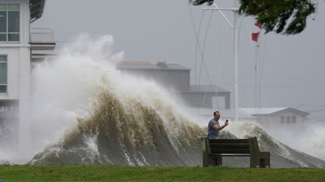 Schnappschuss vor Welle: Ein Mann macht in New Orleans ein Selfie von sich.