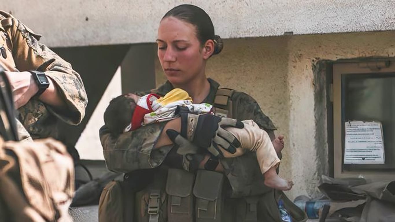 Die Unteroffizierin Nicole Gee vom US Marine Corps half kleine Kinder beruhigen.