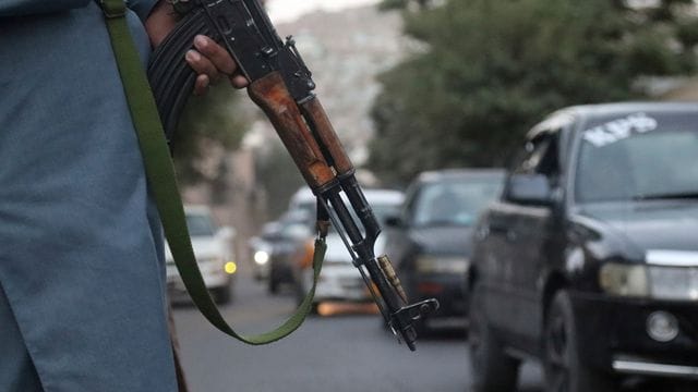 Ein Taliban-Kämpfer wacht über den Verkehr in Kabul - Die Angst vor einem weiteren Anschlag vor dem Flughafen ist sehr konkret.